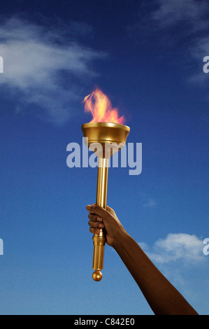 Hand holding flaming baton Banque D'Images