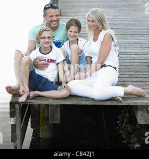 Family on dock Banque D'Images