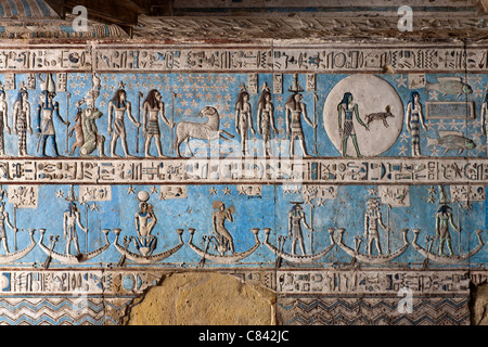 Droit de l'intérieur détails de Dendera Temple montrant le nouveau plafond nettoyé Banque D'Images