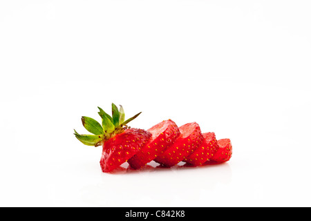 Tranches de strawberrie isolé sur fond blanc Banque D'Images