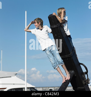 Les garçons l'escalade sur le pier Banque D'Images