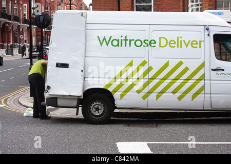 Un camion de livraison Waitrose et c'est offrir à votre pilote une résidence à Londres. Banque D'Images