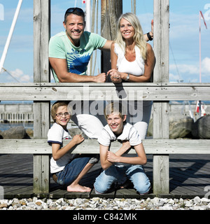 Family smiling together on pier Banque D'Images