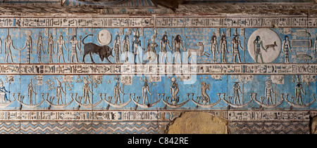 Droit de l'intérieur détails de Dendera Temple montrant le nouveau plafond nettoyé Banque D'Images