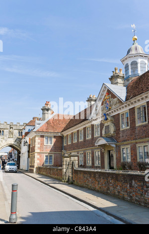 Porte de la rue haute et la matrone's College, le Collège des marraines, fermer la cathédrale de Salisbury, Salisbury, Wiltshire, Angleterre, Royaume-Uni Banque D'Images