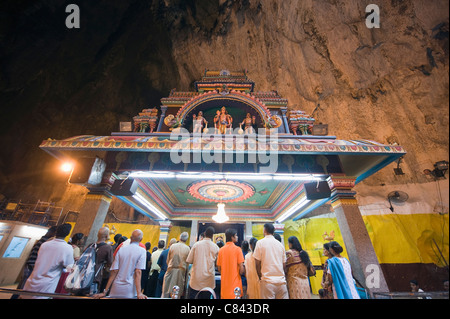 Temple Hindou de culte dans la caverne à Batu Caves, Kuala Lumpur, Malaisie, Asie du Sud Est Banque D'Images