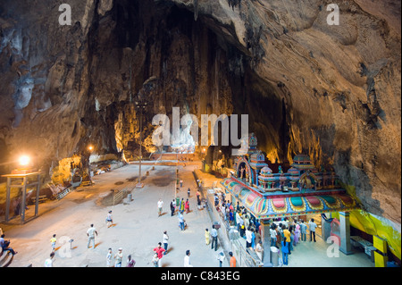 Temple Hindou de culte dans la caverne à Batu Caves, Kuala Lumpur, Malaisie, Asie du Sud Est Banque D'Images