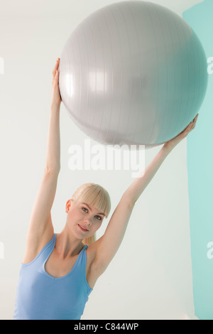 Woman holding exercise ball Banque D'Images