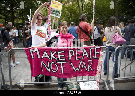 Le militant de la paix de Code Pink témoigne à l'occasion du 10e anniversaire de 9/11, le long de Broadway, à New York Banque D'Images