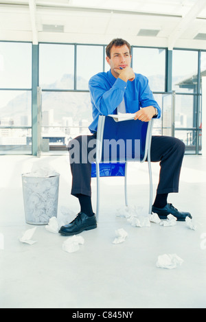 Businessman thinking in office Banque D'Images