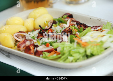 Poulpe Grillé avec salade de pommes de terre et sur une plaque Banque D'Images