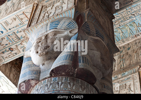 Détails de l'intérieur du temple de Dendérah montrant le nouveau plafond et colonnes nettoyées Banque D'Images