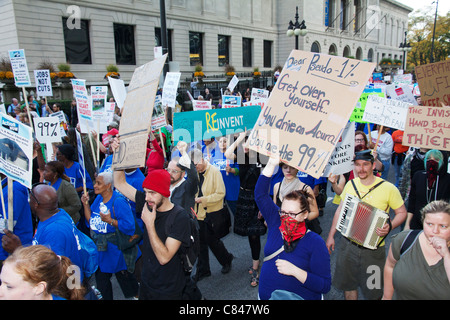 Les manifestants défilant sur Michigan Avenue. Chicago occupent de protestation. Banque D'Images