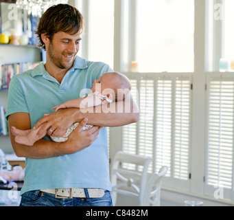 Happy woman holding baby daughter Banque D'Images