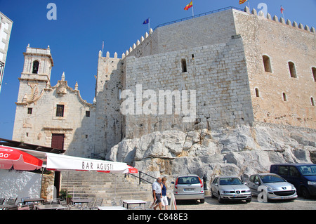 Église Notre-Dame et Castillo, Vieille Ville, Peníscola, Costa del Azahar, Province de Castellón, Communauté Valencienne, Espagne Banque D'Images