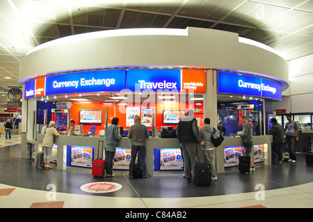 Bureau de change Travelex dans les départs, North Terminal, l'aéroport de London Gatwick, Crawley, West Sussex, Angleterre, Royaume-Uni Banque D'Images