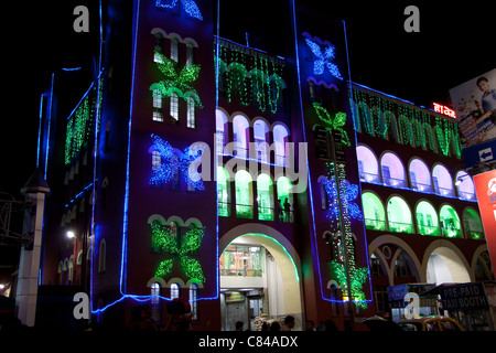 La gare éclairée pour Durga puja Festival à Kolkata (Calcutta), West Bengal, India. Banque D'Images