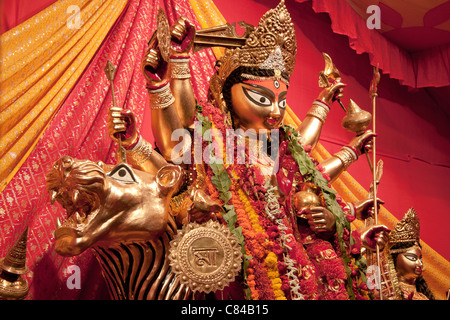 Représentation de la Déesse Durga Puja à un pandal de Kolkata (Calcutta), West Bengal, India. Banque D'Images