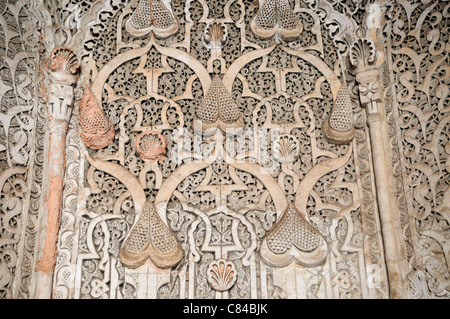 En stuc dans la salle de prière de l'Ali Medersa Ben Youssef, Marrakech, Maroc Banque D'Images