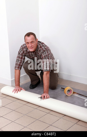 Man laying parquet pvc Banque D'Images