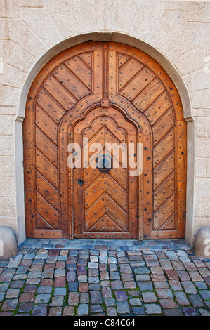 Porte en bois massif, l'image est prise à Prague. Banque D'Images