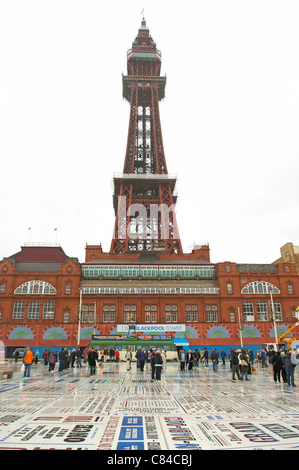 BLACKPOOL, Royaume-Uni, LUN OCT 10, 2011. La comédie de Blackpool s'ouvre sur le tapis de la promenade de l'établissement Beachside Resort. La pièce, créée par l'artiste Gordon Young, dispose de milliers de slogans de comédiens qui ont accompli à Blackpool au fil des ans. Banque D'Images