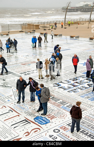 BLACKPOOL, Royaume-Uni, LUN OCT 10, 2011. La comédie de Blackpool s'ouvre sur le tapis de la promenade de l'établissement Beachside Resort. La pièce, créée par l'artiste Gordon Young, dispose de milliers de slogans de comédiens qui ont accompli à Blackpool au fil des ans. Banque D'Images