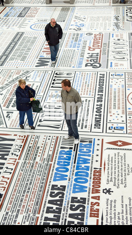 BLACKPOOL, Royaume-Uni, LUN OCT 10, 2011. La comédie de Blackpool ouvre de tapis du côté de la plage resort's promenade. La pièce, créée par l'artiste Gordon Young, dispose de milliers de slogans de comédiens qui ont accompli à Blackpool au fil des ans. Banque D'Images