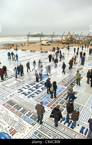 BLACKPOOL, Royaume-Uni, LUN OCT 10, 2011. La comédie de Blackpool s'ouvre sur le tapis de la promenade de l'établissement Beachside Resort. La pièce, créée par l'artiste Gordon Young, dispose de milliers de slogans de comédiens qui ont accompli à Blackpool au fil des ans. Banque D'Images