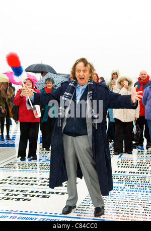 BLACKPOOL, Royaume-Uni, LUN OCT 10, 2011 Comédien Ken Dodd ouvre la comédie de Blackpool sur le tapis la promenade resort. La pièce, créée par l'artiste Gordon Young, dispose de milliers de slogans de comédiens qui ont accompli à Blackpool au fil des ans. Banque D'Images