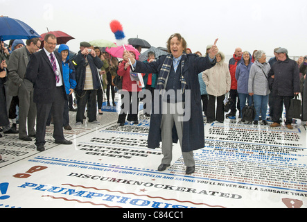 BLACKPOOL, Royaume-Uni, LUN OCT 10, 2011 Comédien Ken Dodd ouvre la comédie de Blackpool sur le tapis la promenade resort. La pièce, créée par l'artiste Gordon Young, dispose de milliers de slogans de comédiens qui ont accompli à Blackpool au fil des ans. Banque D'Images