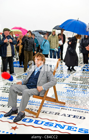 BLACKPOOL, Royaume-Uni, LUN OCT 10, 2011 Comédien Ken Dodd ouvre la comédie de Blackpool sur le tapis la promenade resort. La pièce, créée par l'artiste Gordon Young, dispose de milliers de slogans de comédiens qui ont accompli à Blackpool au fil des ans. Banque D'Images