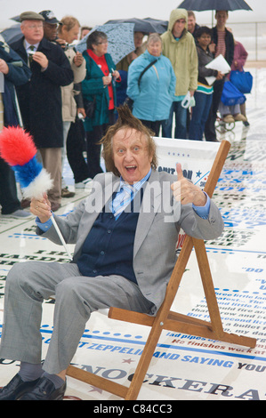 BLACKPOOL, Royaume-Uni, LUN OCT 10, 2011 Comédien Ken Dodd ouvre la comédie de Blackpool sur le tapis la promenade resort. La pièce, créée par l'artiste Gordon Young, dispose de milliers de slogans de comédiens qui ont accompli à Blackpool au fil des ans. Banque D'Images