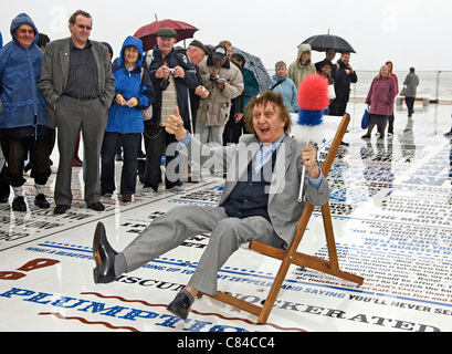 BLACKPOOL, Royaume-Uni, LUN OCT 10, 2011 Comédien Ken Dodd ouvre la comédie de Blackpool sur le tapis la promenade resort. La pièce, créée par l'artiste Gordon Young, dispose de milliers de slogans de comédiens qui ont accompli à Blackpool au fil des ans. Banque D'Images
