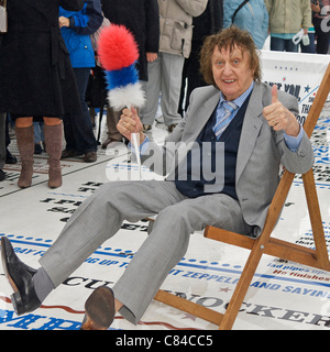 BLACKPOOL, Royaume-Uni, LUN OCT 10, 2011 Comédien Ken Dodd ouvre la comédie de Blackpool sur le tapis la promenade resort. La pièce, créée par l'artiste Gordon Young, dispose de milliers de slogans de comédiens qui ont accompli à Blackpool au fil des ans. Banque D'Images