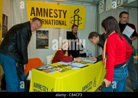 PA-ris, France, volontaires d'Amnesty International dans une manifestation contre l'exposition sur la peine de mort, discussion des militants des droits de l'homme, sans but lucratif Banque D'Images