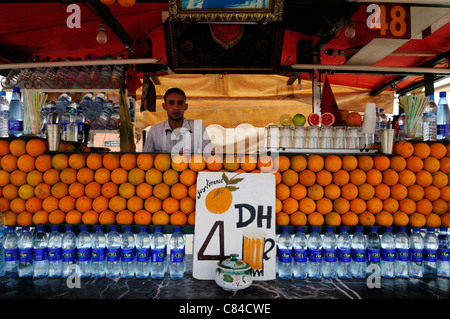 Vendeur de jus d'Orange sur la Place Jemma el Fna, Marrakech, Maroc Banque D'Images