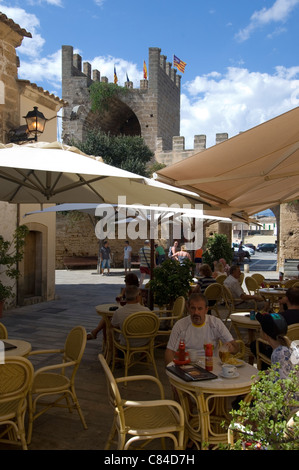 Majorque, Alcudia, Citadelle, vieille ville, Fortifications, Tours, porte d'entrée, café, les touristes Banque D'Images