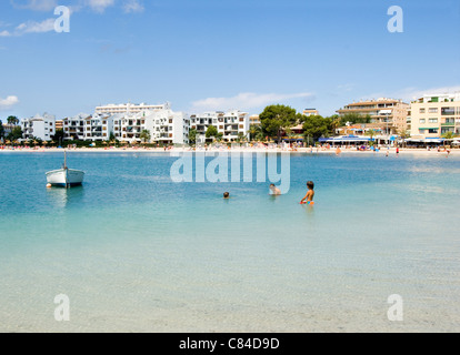 Port de Alcudia, Mallorca, de la plage Banque D'Images