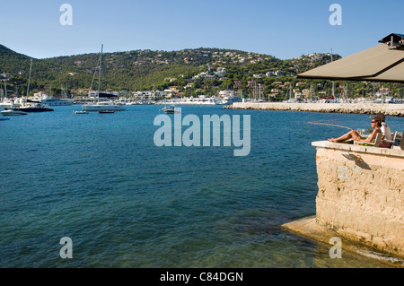 Puerto de soller, couple profitant de la fin de la journée Banque D'Images