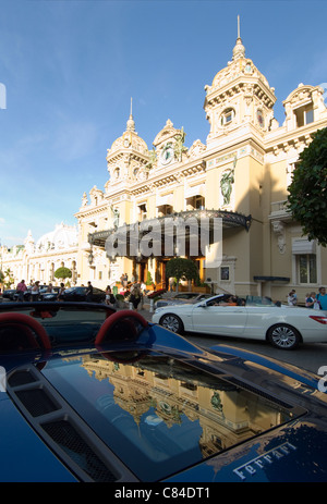 Monaco, Ferrari avec reflet de Casino Banque D'Images