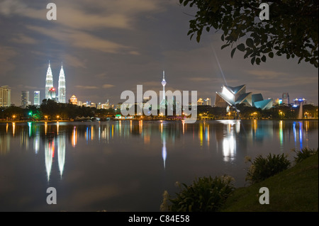 Les Tours Petronas et Istana Budaya Théâtre National, le lac Titiwangsa, Kuala Lumpur, Malaisie, Asie du Sud Est Banque D'Images