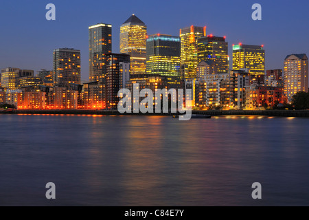 Quartier des affaires de Canary Wharf à Londres illuminée la nuit Banque D'Images