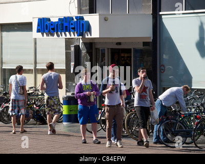 Les jeunes hommes shopping à l'Albert Heijn supermarché dans le centre-ville d'Amsterdam, Pays-Bas Banque D'Images