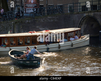 Bateaux sur l'eau dans le centre-ville d'Amsterdam, Pays-Bas Banque D'Images