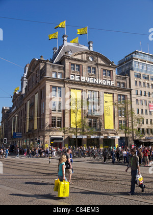 Le célèbre magasin de luxe Bijenkorf sur Dam square, Amsterdam Pays-Bas Banque D'Images