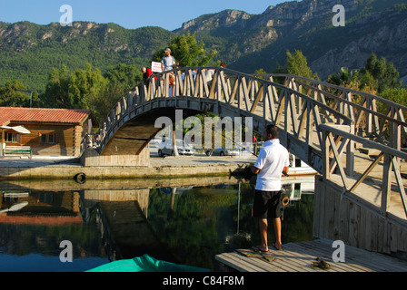 AKYAKA, Turquie. Un homme pêche par une passerelle en bois sur la rivière Azmak. 2011. Banque D'Images