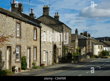 Maisons mitoyennes dans le village d'Aramits, North Yorkshire, England UK Banque D'Images