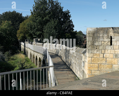 Sentier le long des remparts de la ville depuis la tour Robin des Bois En été York North Yorkshire Angleterre Royaume-Uni GB Grande-Bretagne Banque D'Images