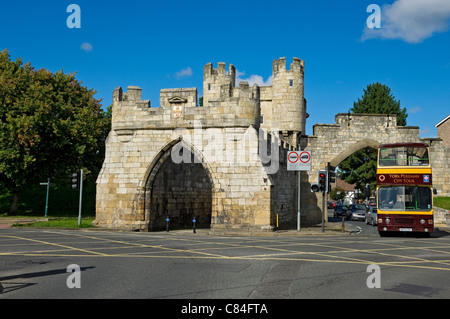 Section Walmgate Bar des remparts de la ville en été York North Yorkshire Angleterre Royaume-Uni GB Grande-Bretagne Banque D'Images